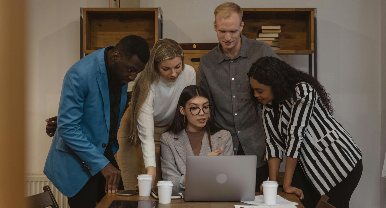 El Peldaño Roto: La grieta invisible en la Sostenibilidad Social Empresarial