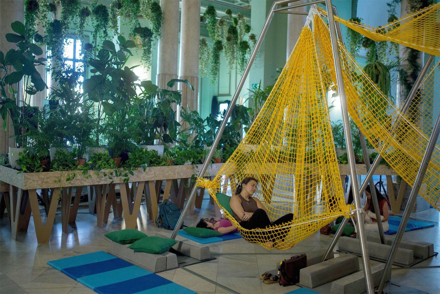 Personas descansando refugio climatico Circulo de Bellas Artes Madrid Spain Luis Soto ZUMAPress Alamy 3BR298F 1400x934 d99c6