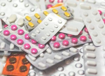 CADA MEDICAMENTO VENCIDO O SIN TERMINAR EN LA CANECA EQUIVOCADA ES...
